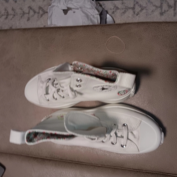 Converse White Run Star Hike Embroidered Women's Sneakers Shoes Platform A03560C - Picture 1 of 14